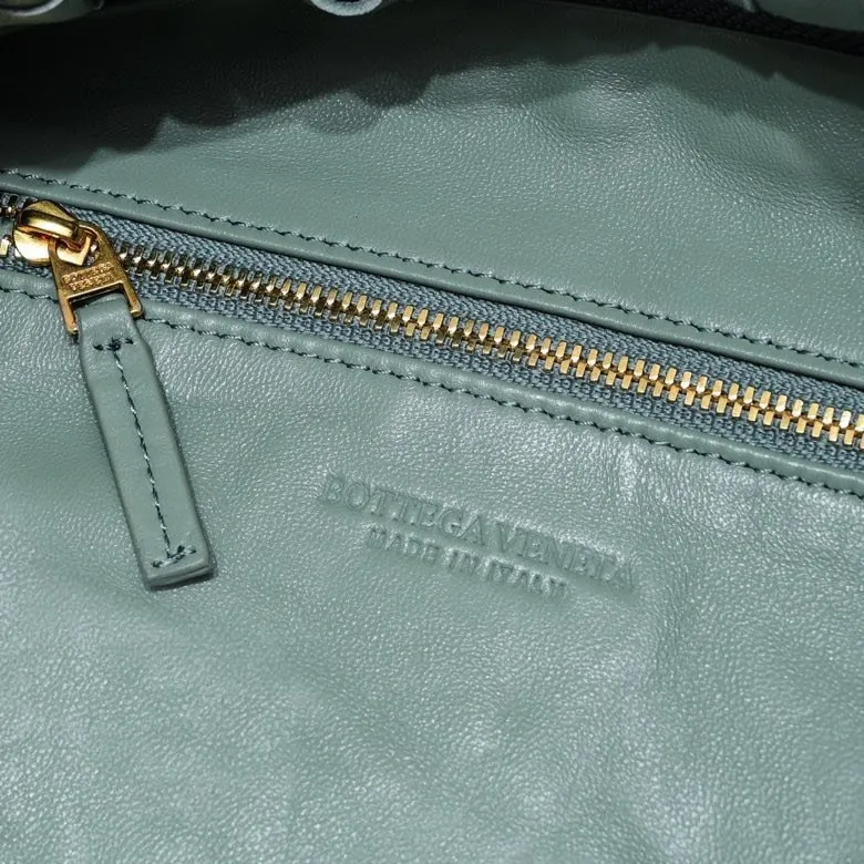Batch 1460 BV Bottega Veneta 2022 Early Spring New Ladies Medium JODIE Handbag BV Bag 🔥The new method is to round the corners on the original basis and knot the round hobo bag with classic woven leather. The most iconic triangular pull-out design, using sheepskin draped soft shape, is super suitable for concave shapes~ Jodie feels really gentle to people, and is definitely the best item for daily matching. It has the same weave, new elements and twists, and is versatile. It is the new favorite of street style Internet celebrities! Size: 36*21*13 Model: 6697